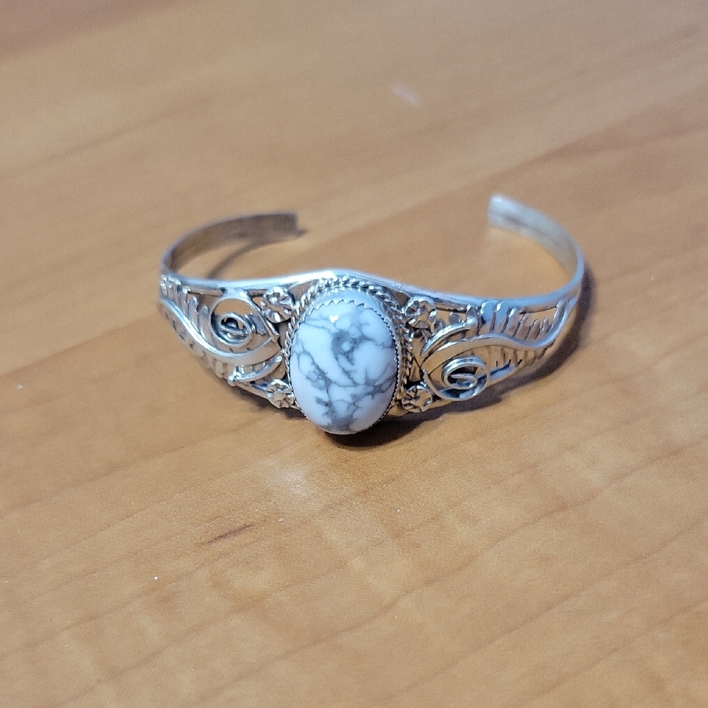Elegant Silver and White Buffalo Turquoise  Bracelet